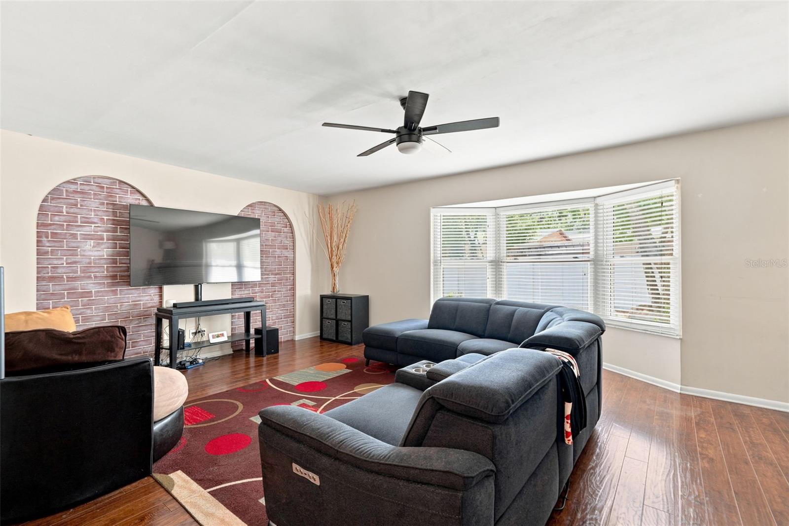 1901 E DIANA ST