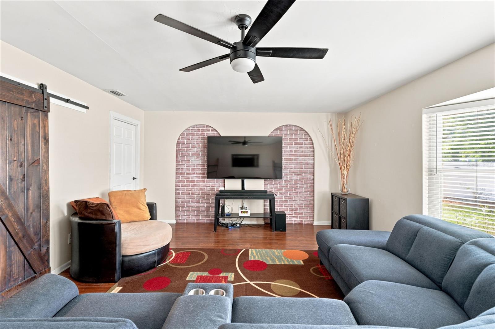 1901 E DIANA ST