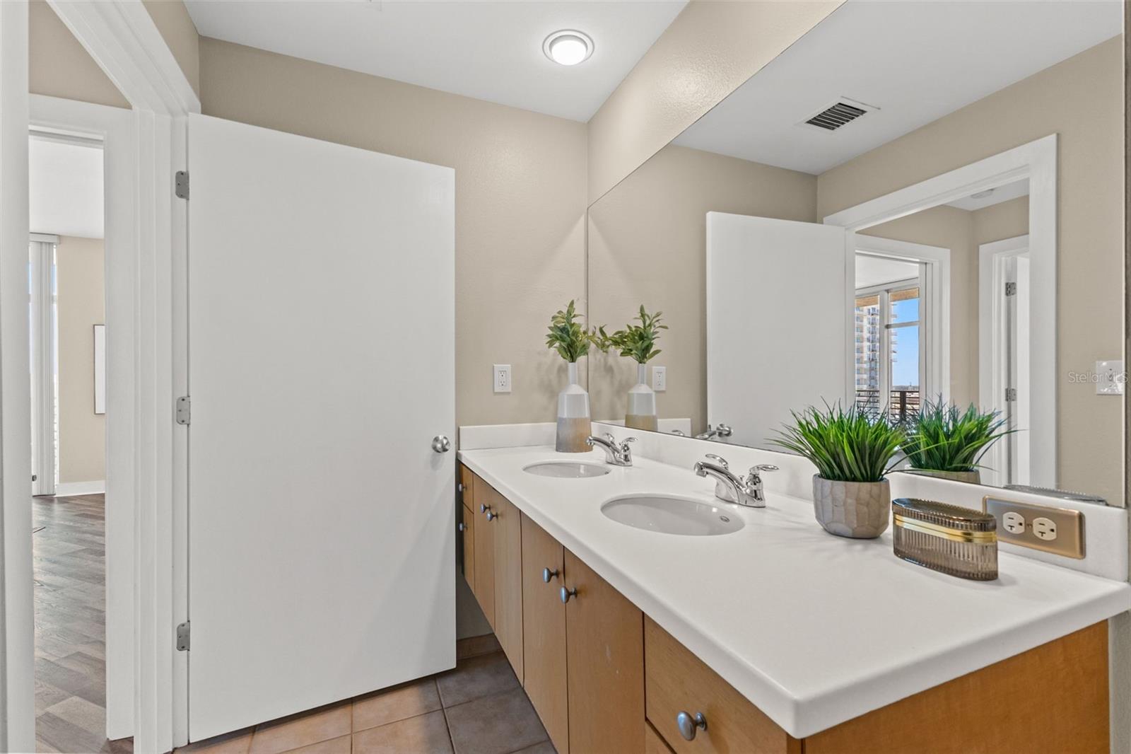 1120 E KENNEDY BLVD #1229