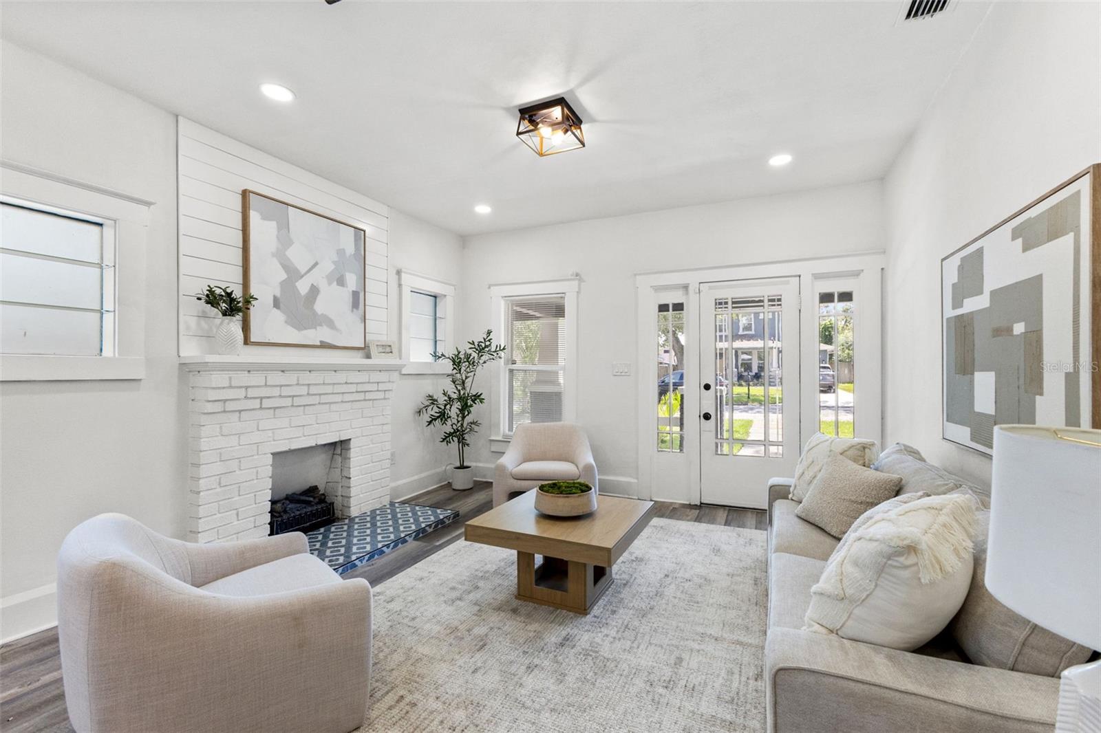 303 W CURTIS ST