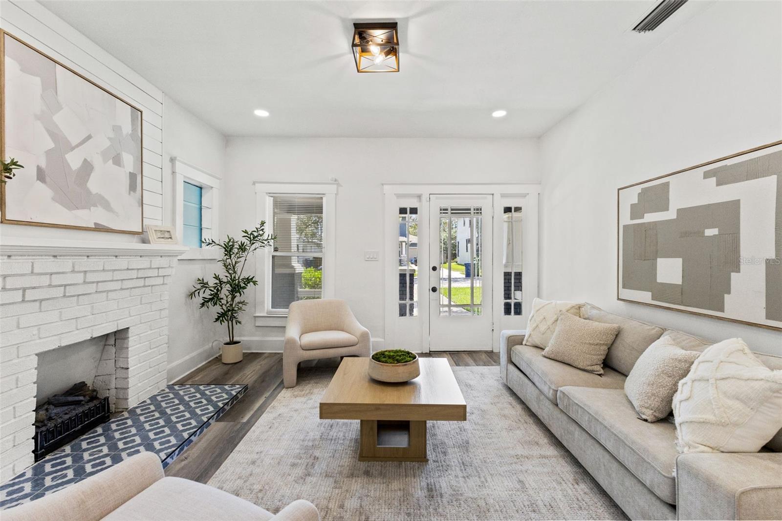 303 W CURTIS ST
