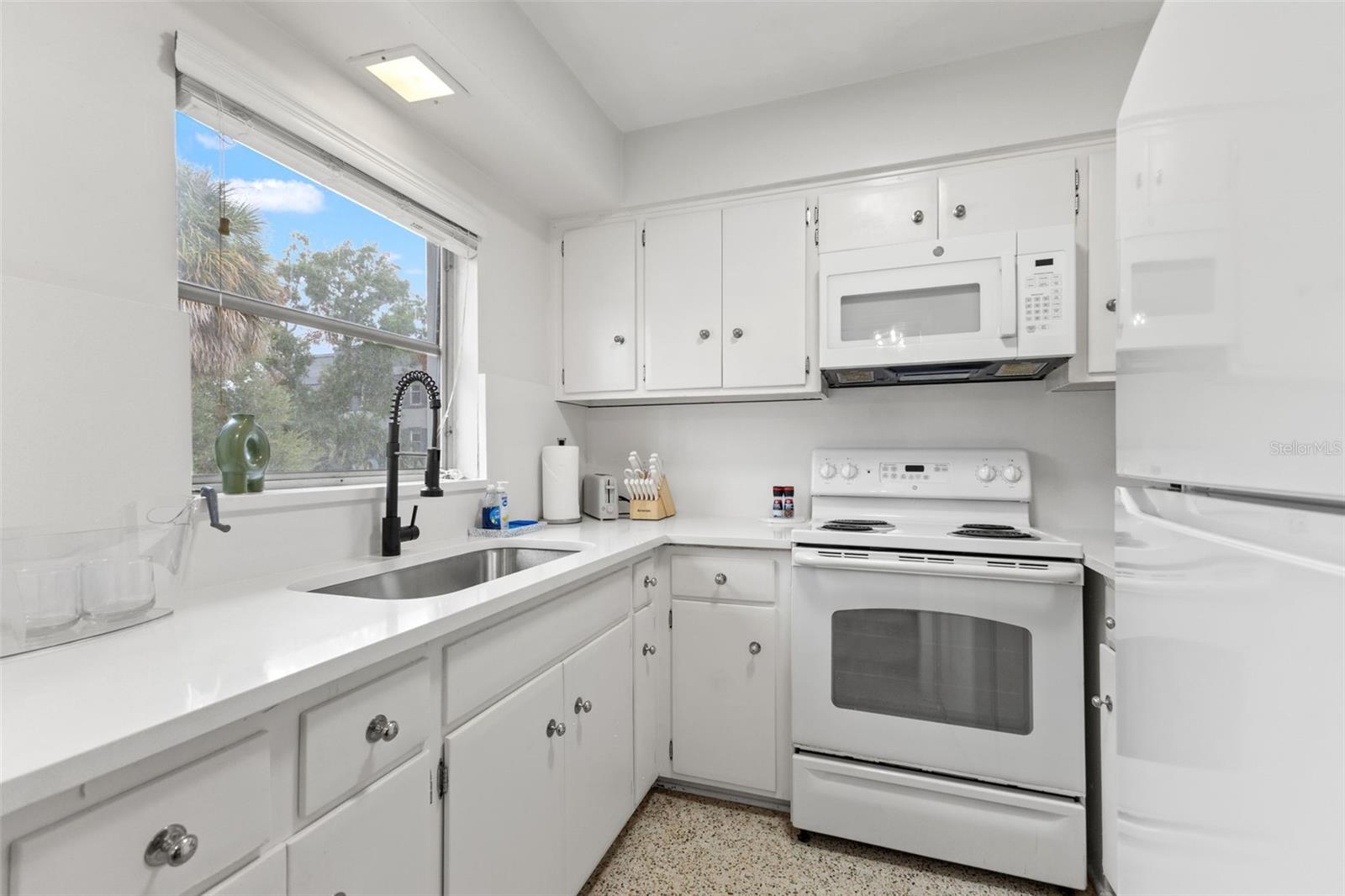 800 BEACH DR NE #1