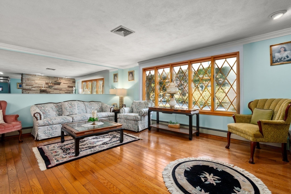 15 Hobbs Brook Rd