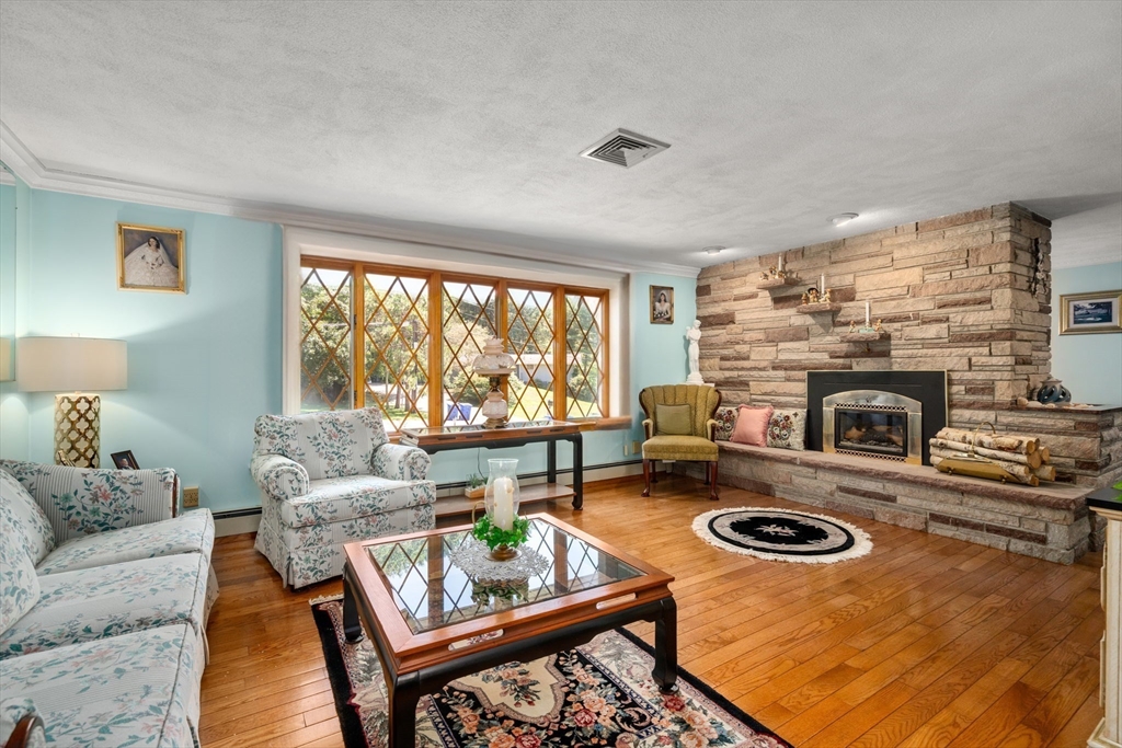 15 Hobbs Brook Rd