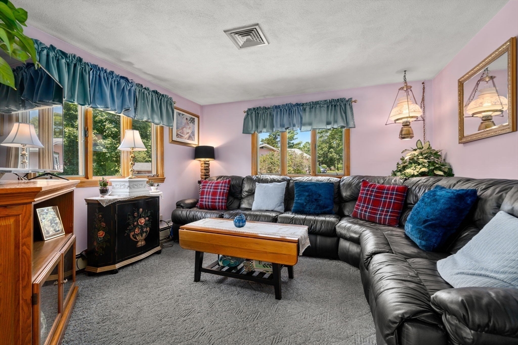 15 Hobbs Brook Rd