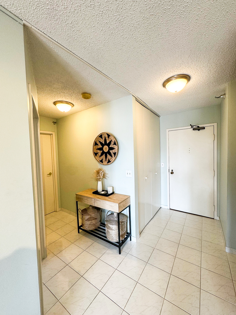1212 N LaSalle Street Unit: 1607