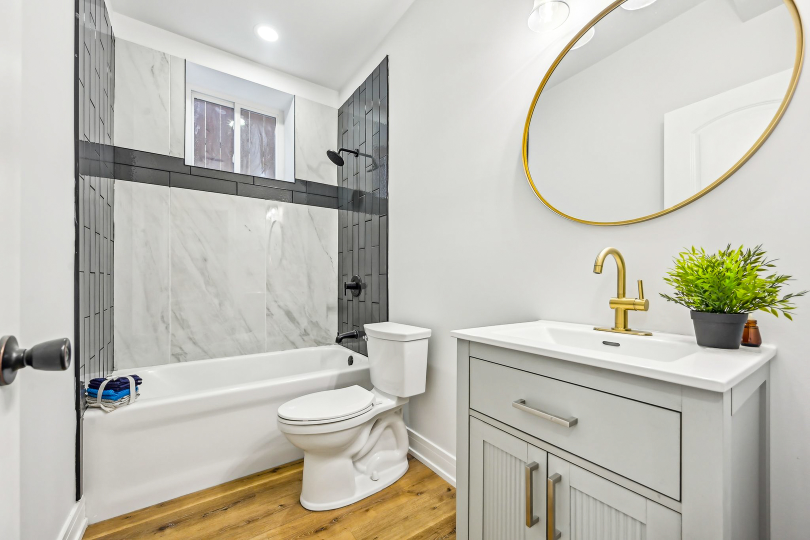 942 N Harding Avenue