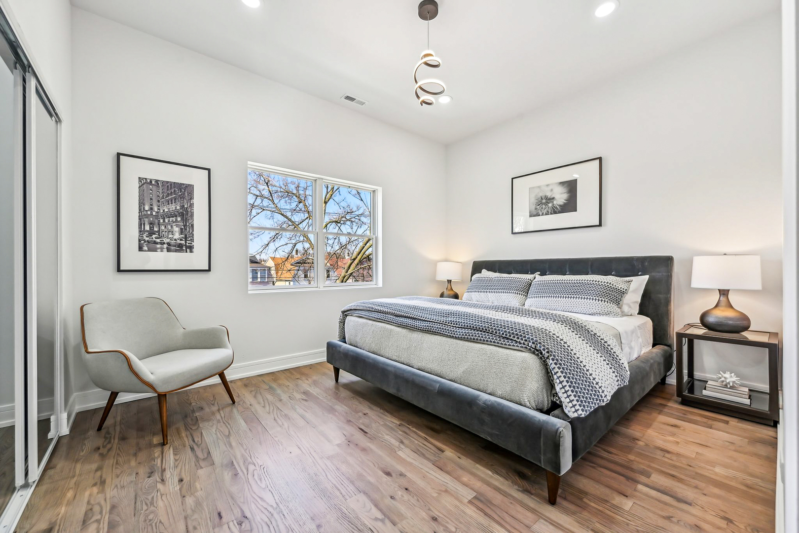 942 N Harding Avenue