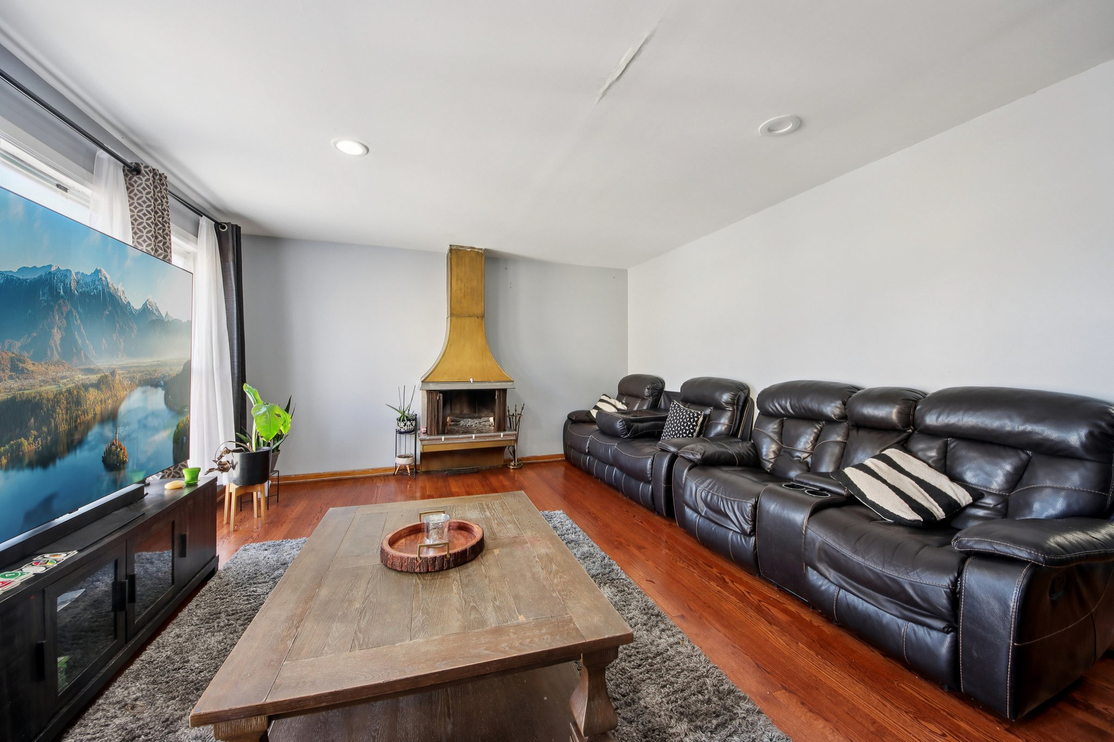 5037 W Diversey Avenue