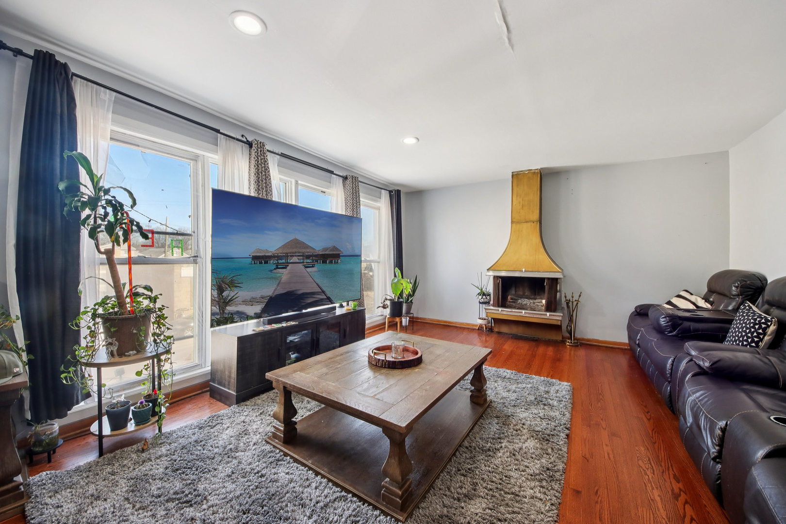 5037 W Diversey Avenue