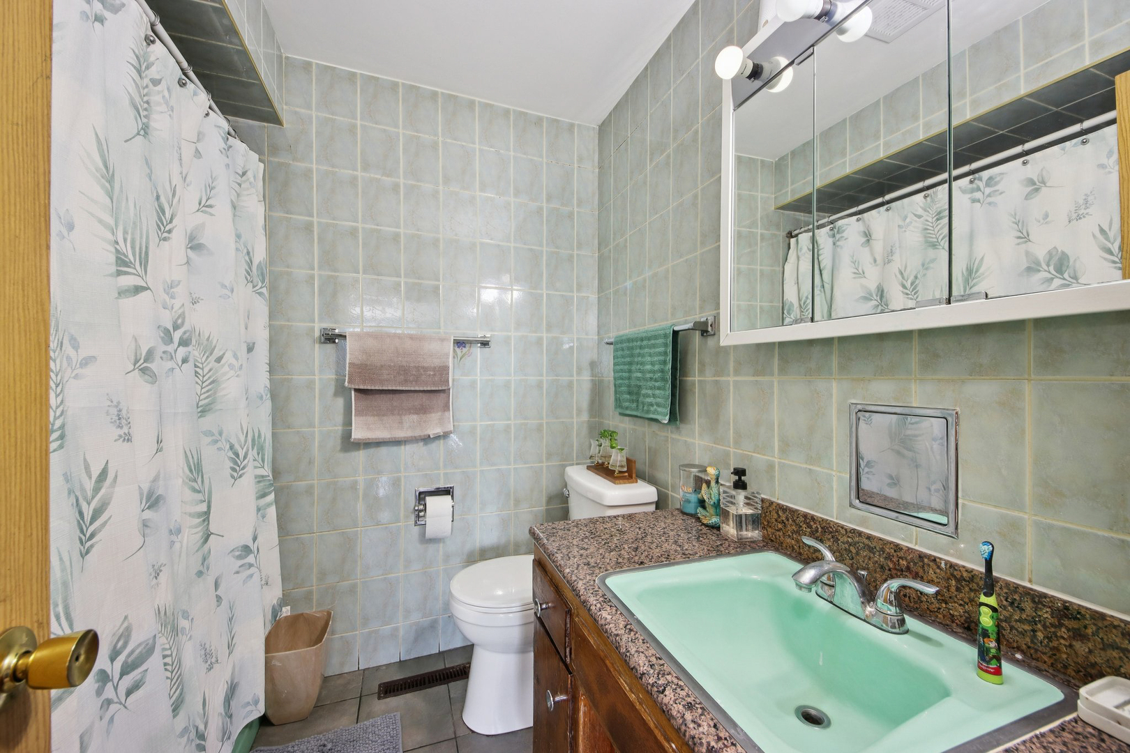 5037 W Diversey Avenue