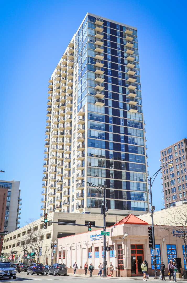 1212 N LaSalle Street Unit: 1607
