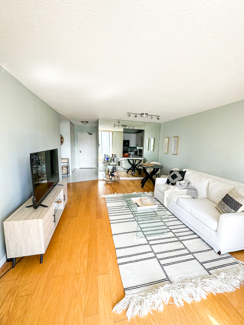 1212 N LaSalle Street Unit: 1607