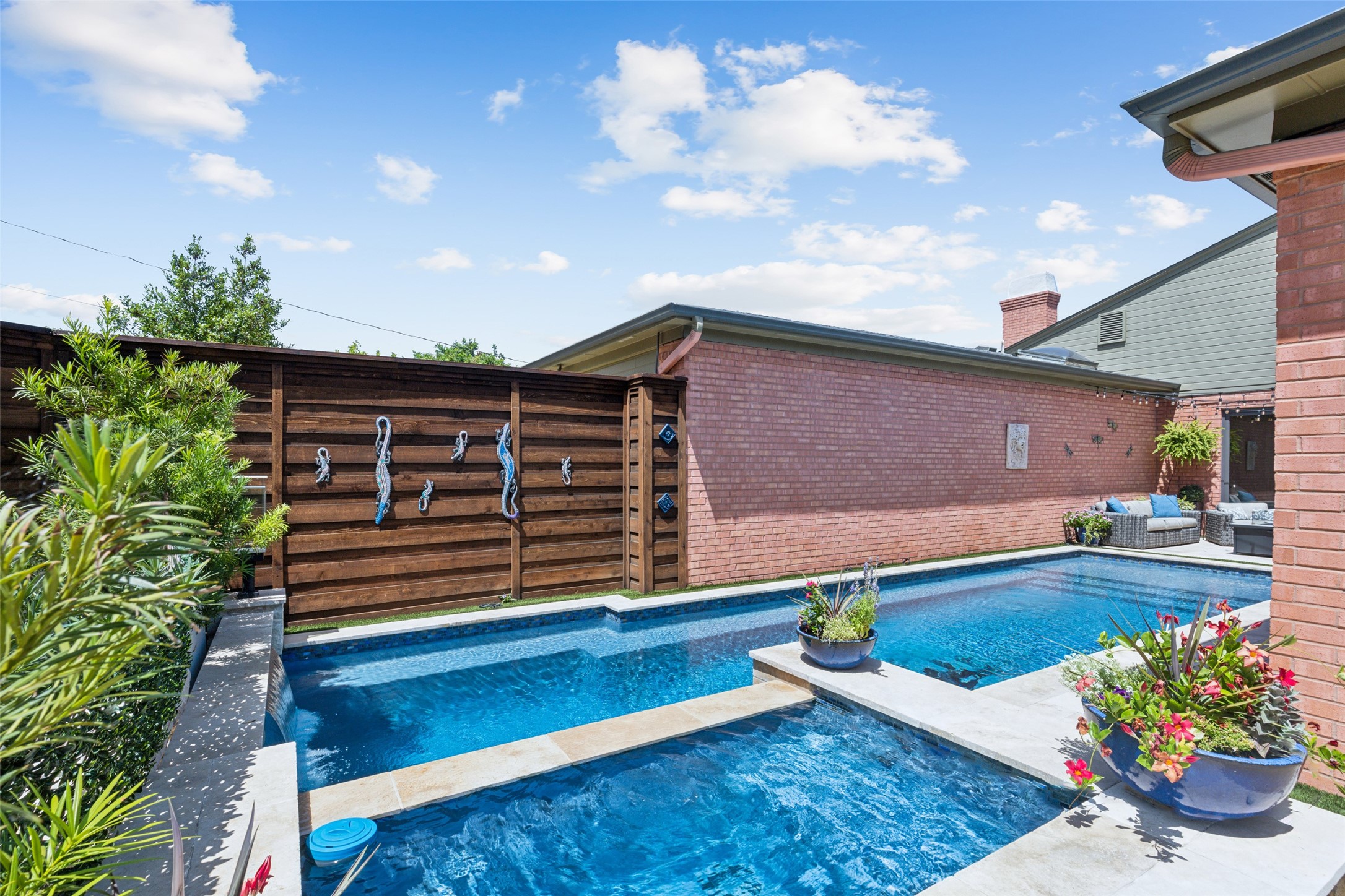 3528 N Versailles Avenue
