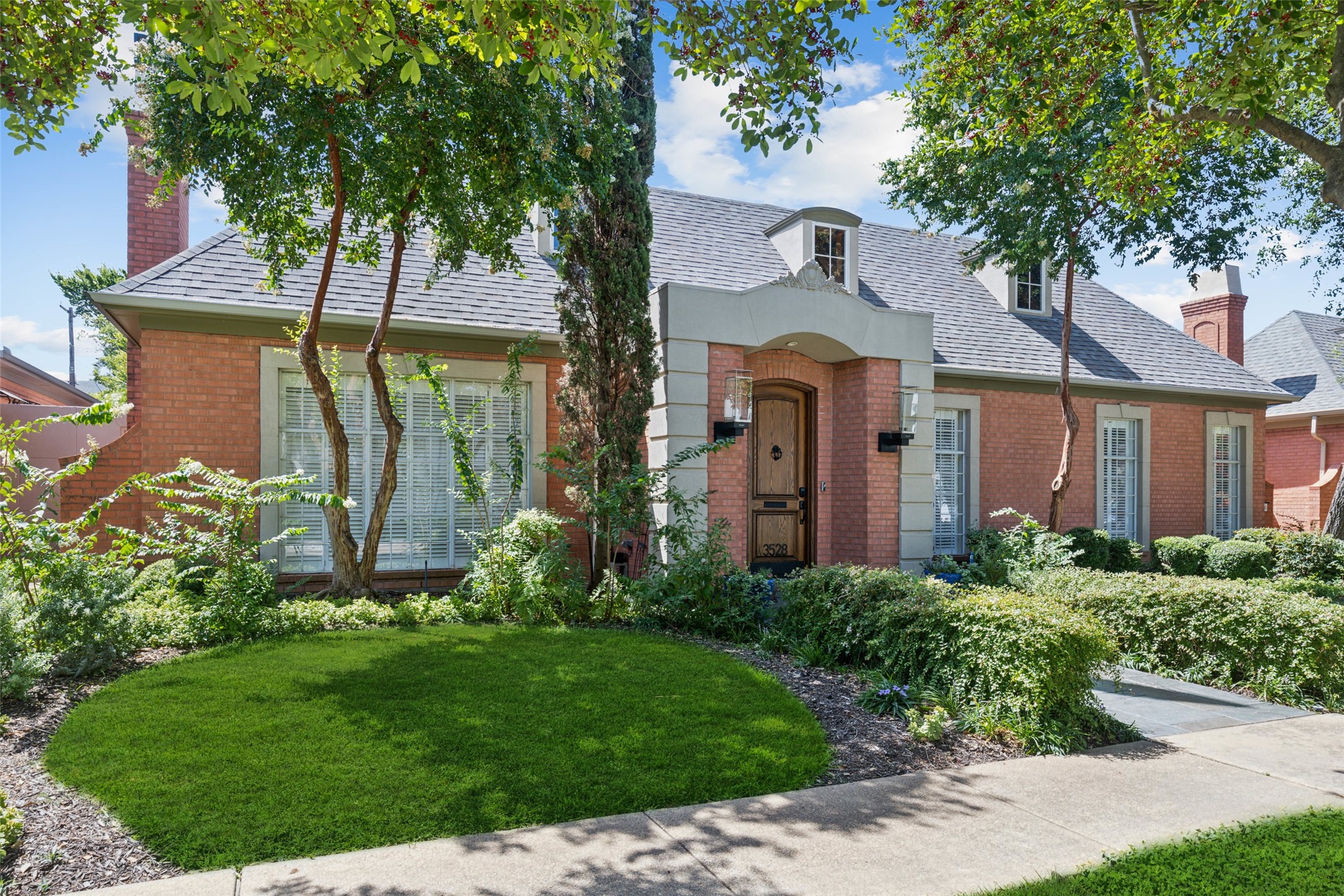 3528 N Versailles Avenue