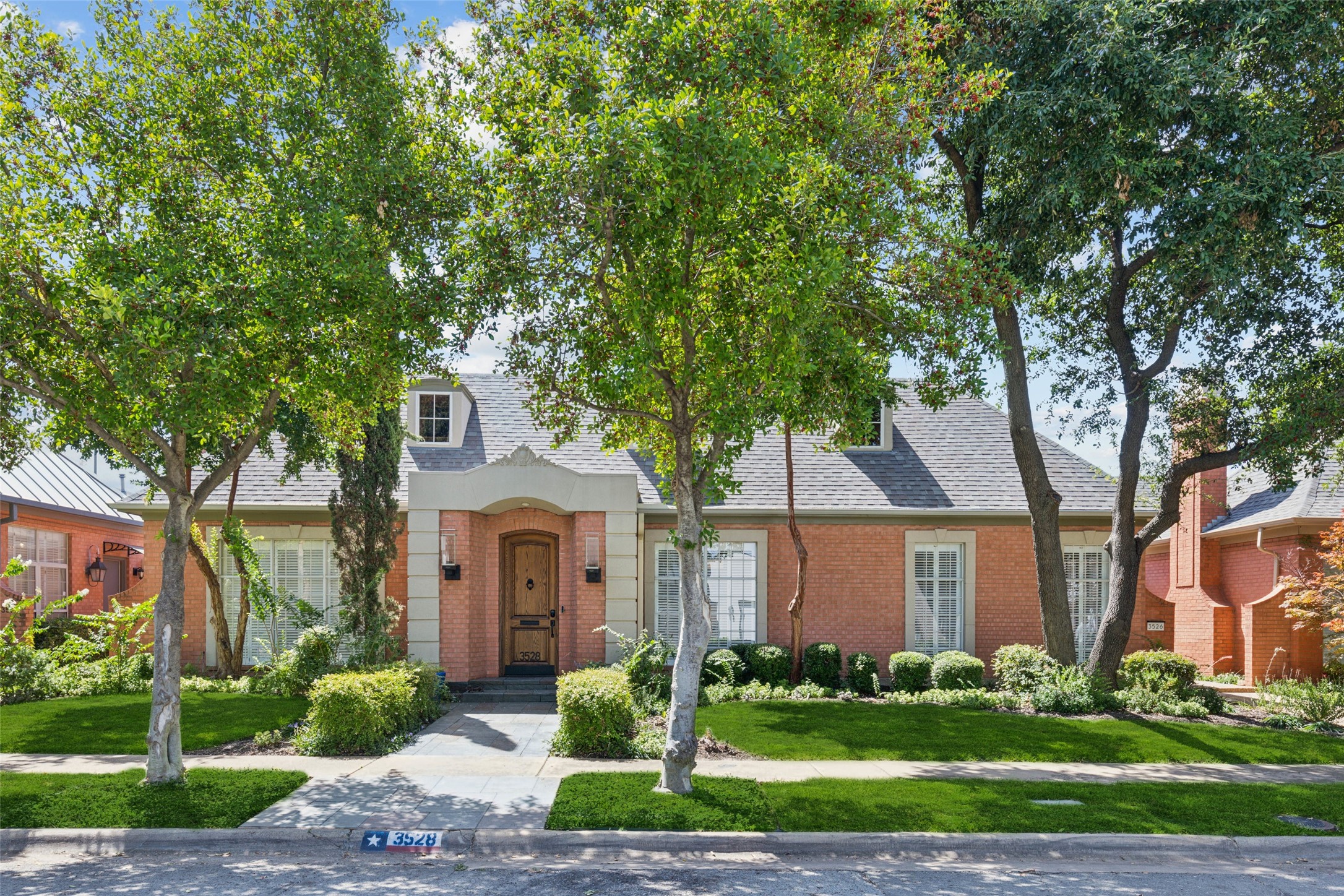 3528 N Versailles Avenue