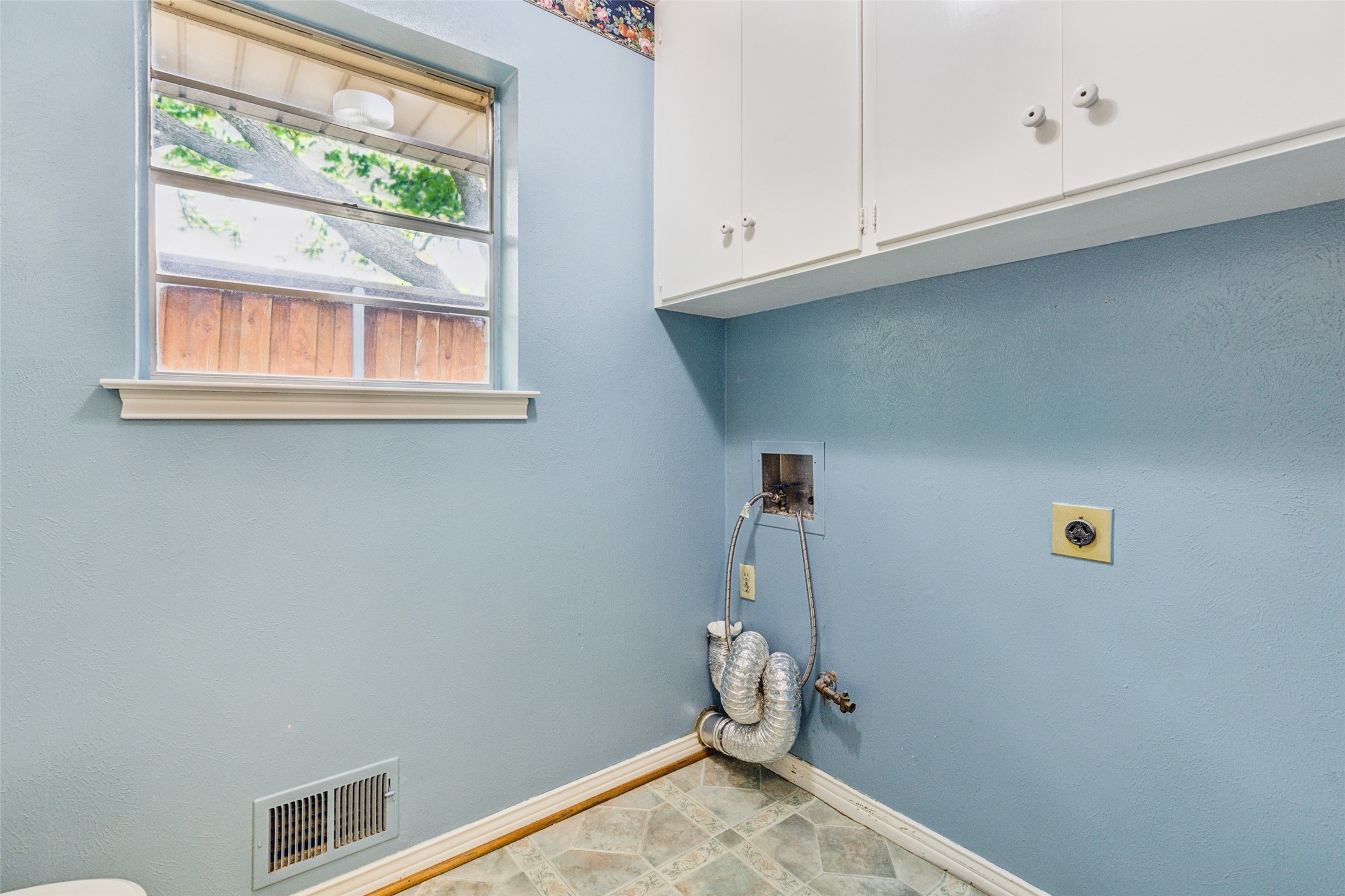6835 Redstart Lane