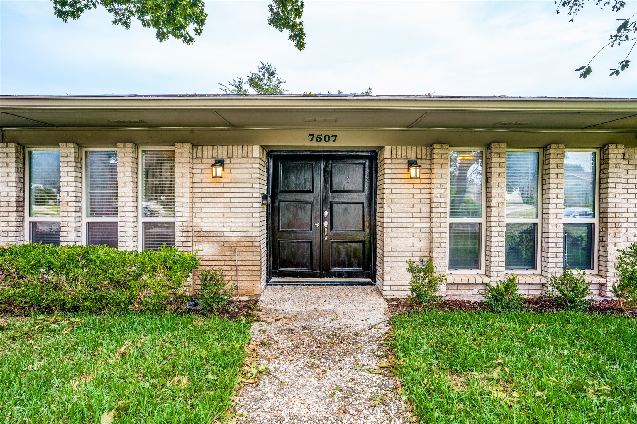 7507 Meadow Oaks Drive