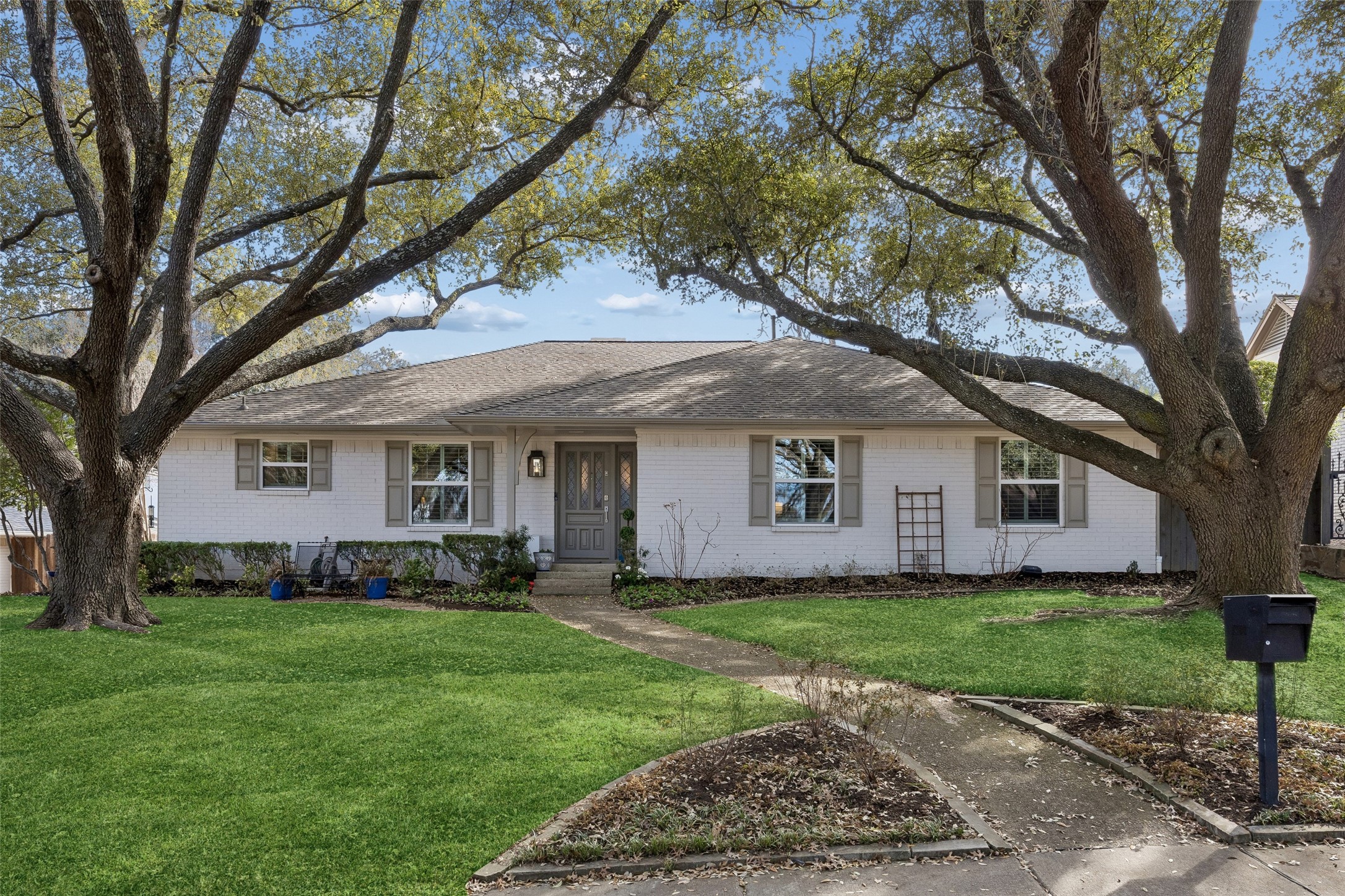 6520 Mercedes Avenue