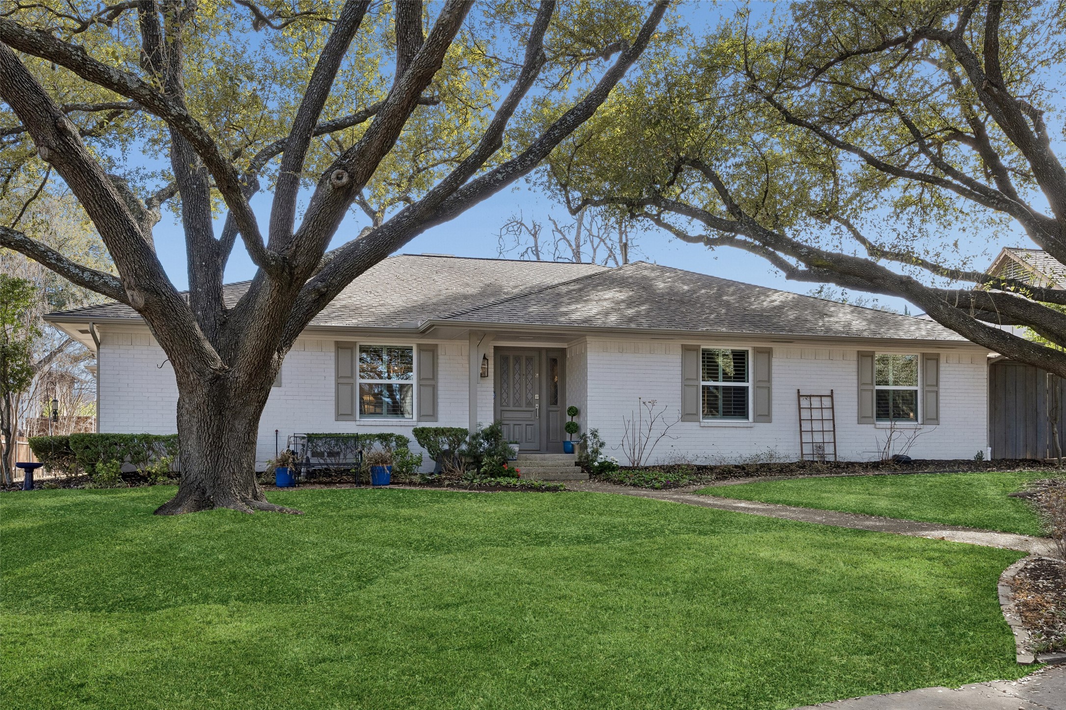 6520 Mercedes Avenue