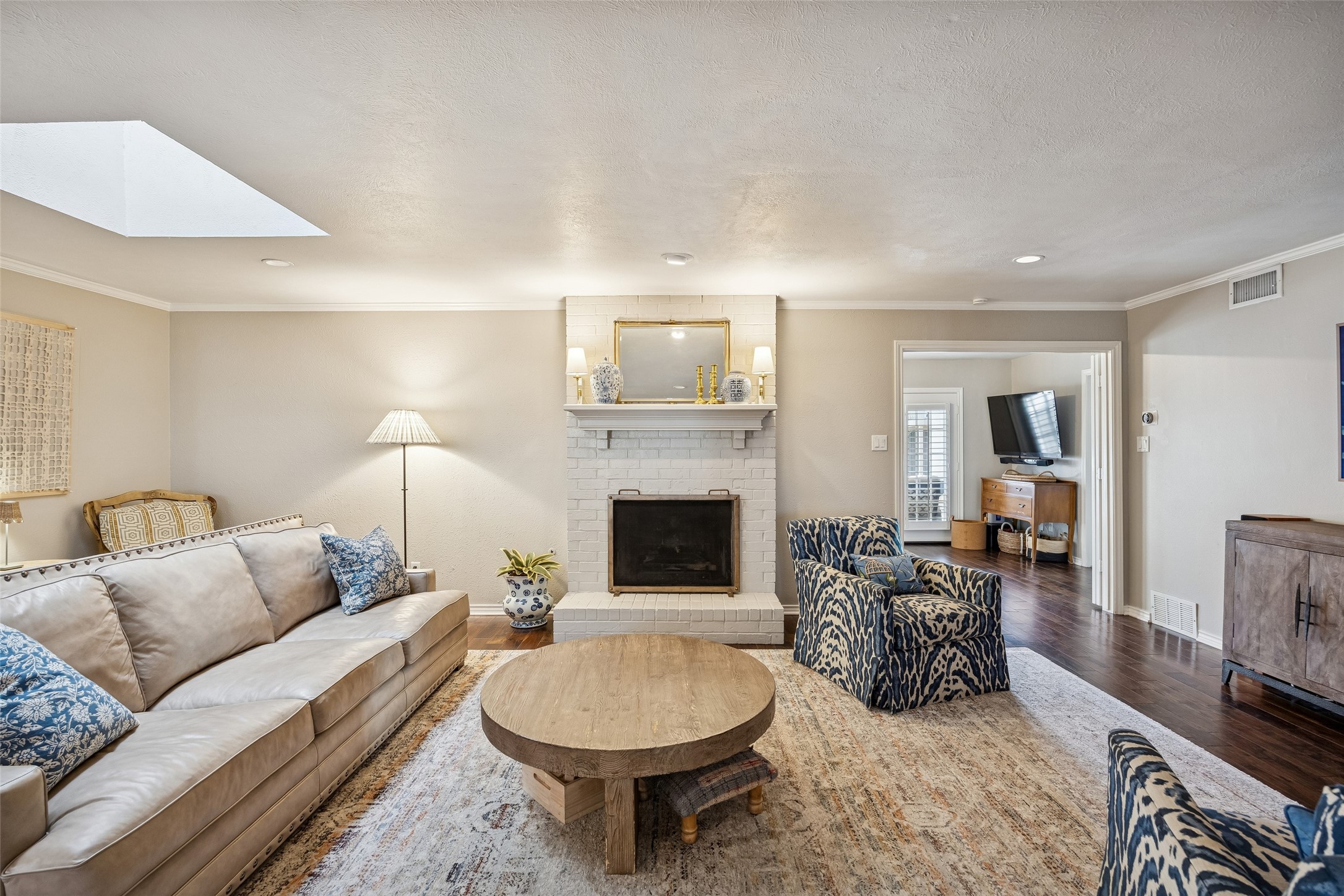 6520 Mercedes Avenue