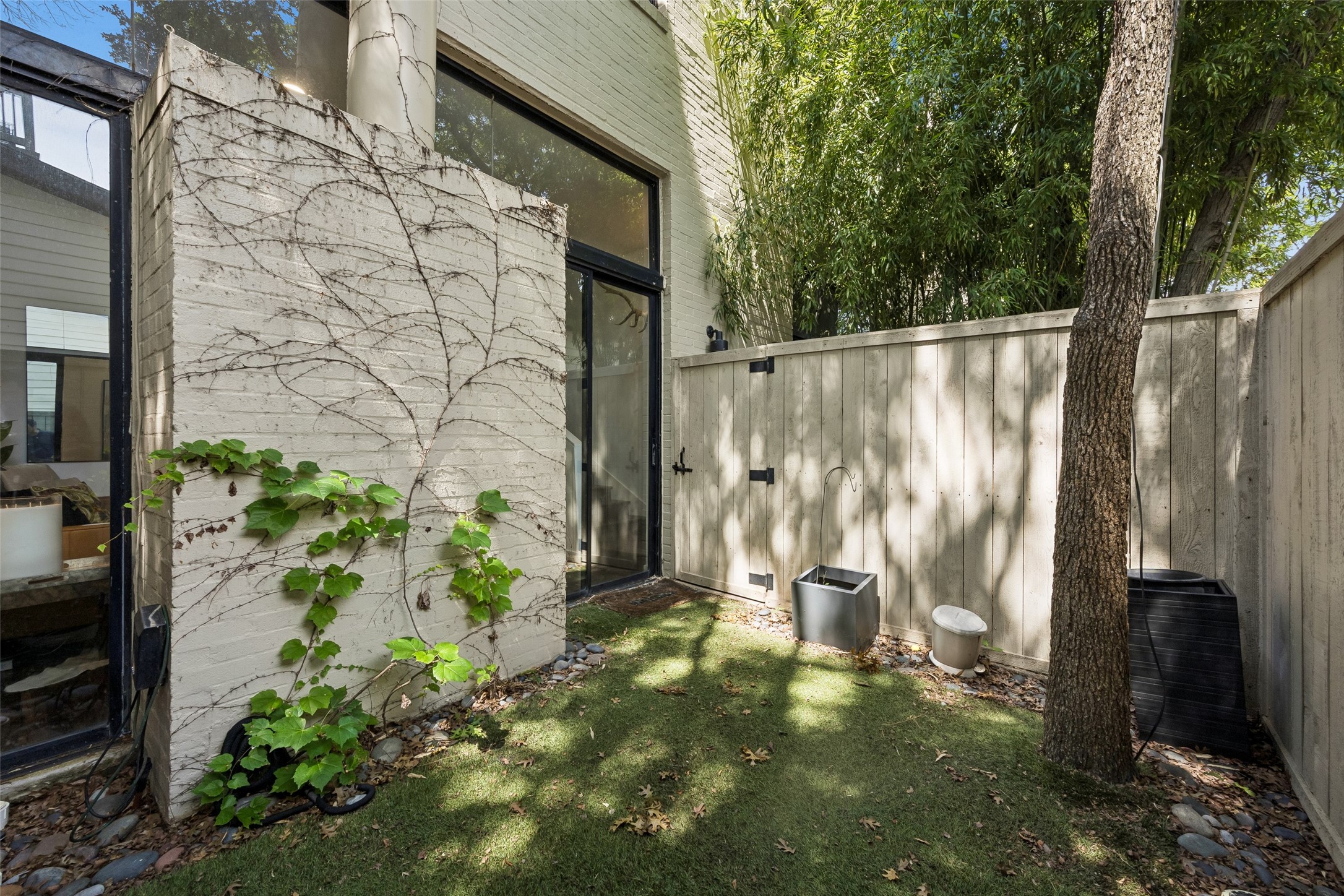 3922 Travis Street 5