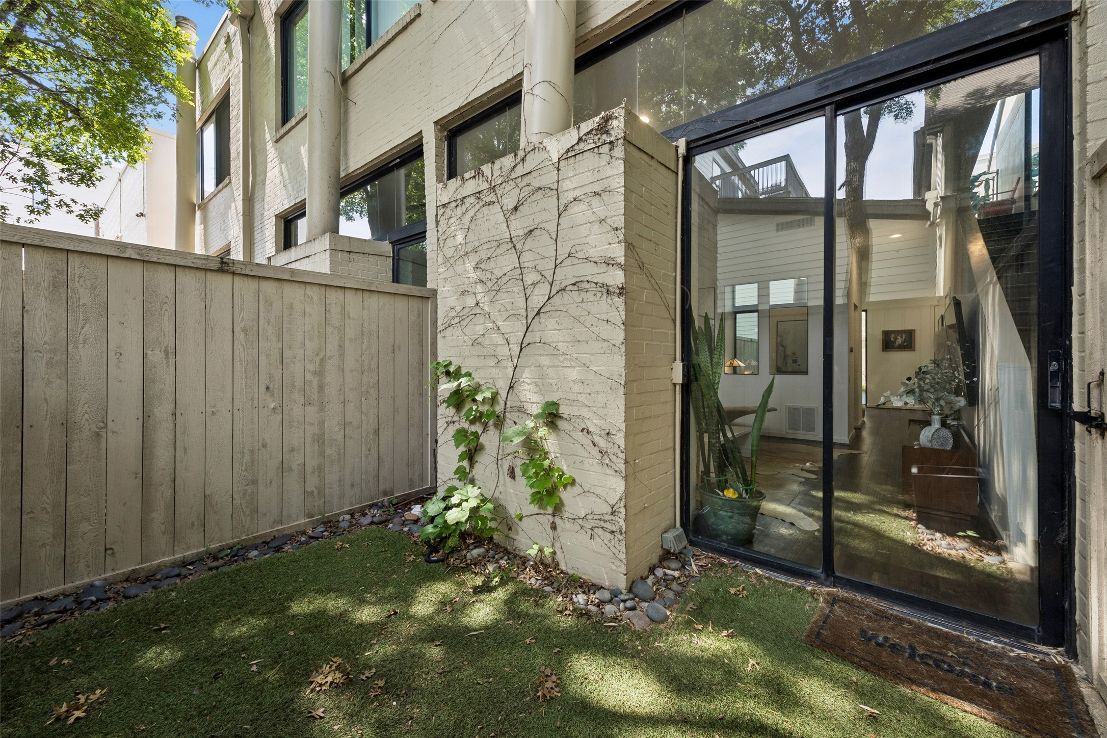 3922 Travis Street 5