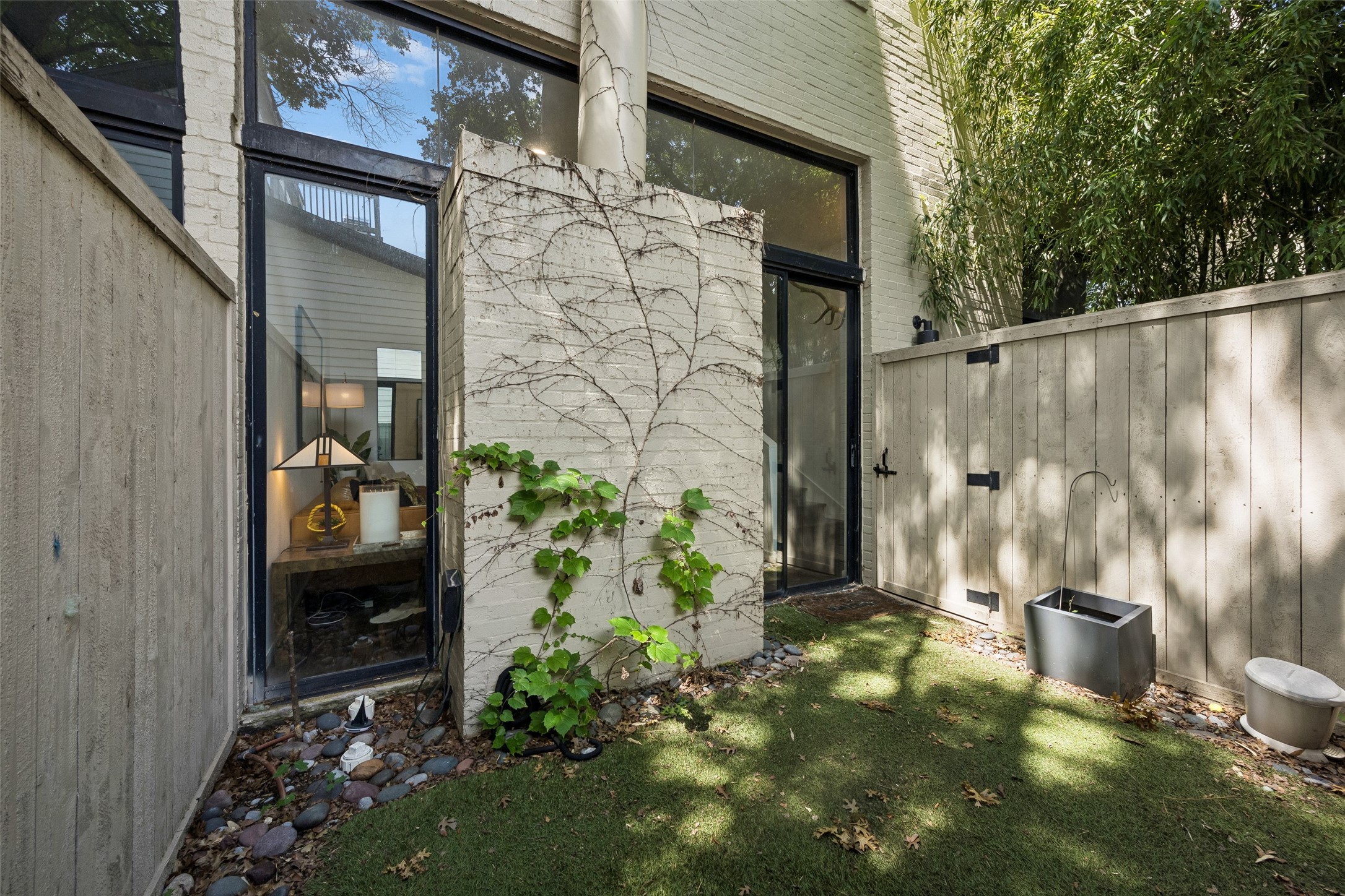 3922 Travis Street 5