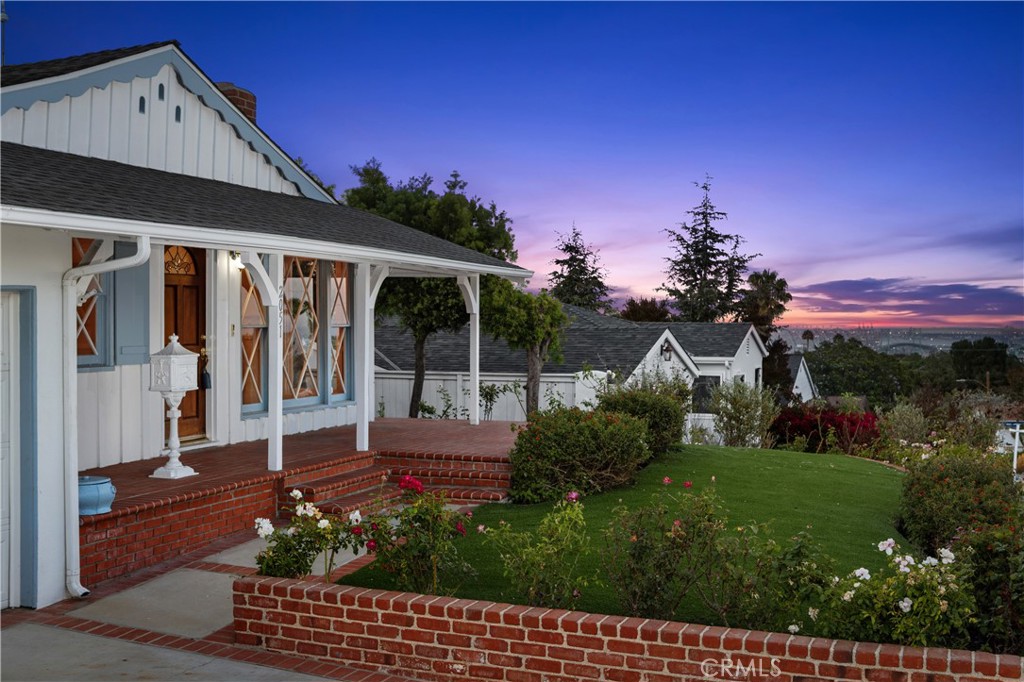 2051 W Elberon
