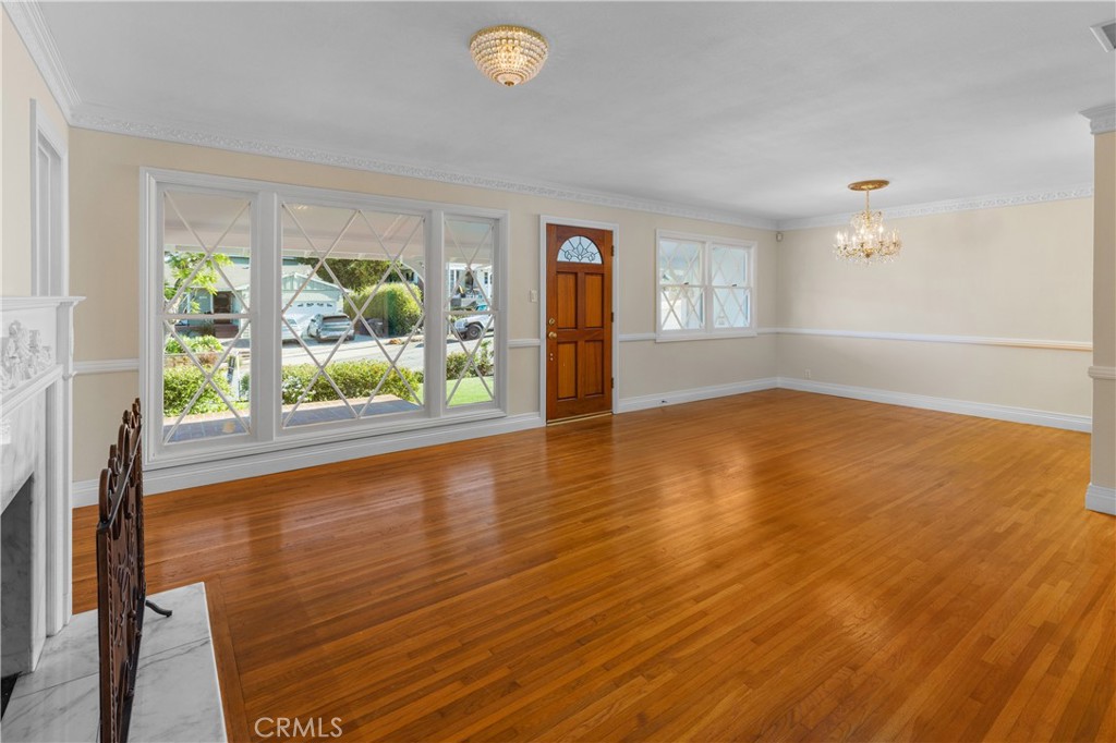 2051 W Elberon