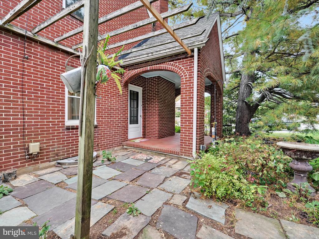 816 E MAIN STREET
