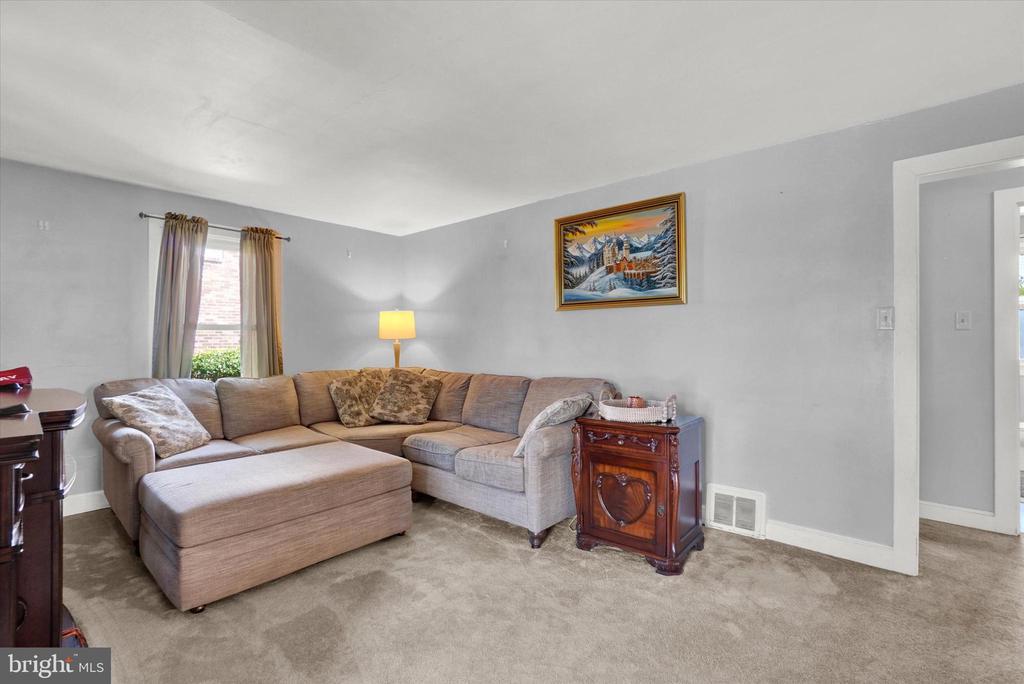 141 S 6th St