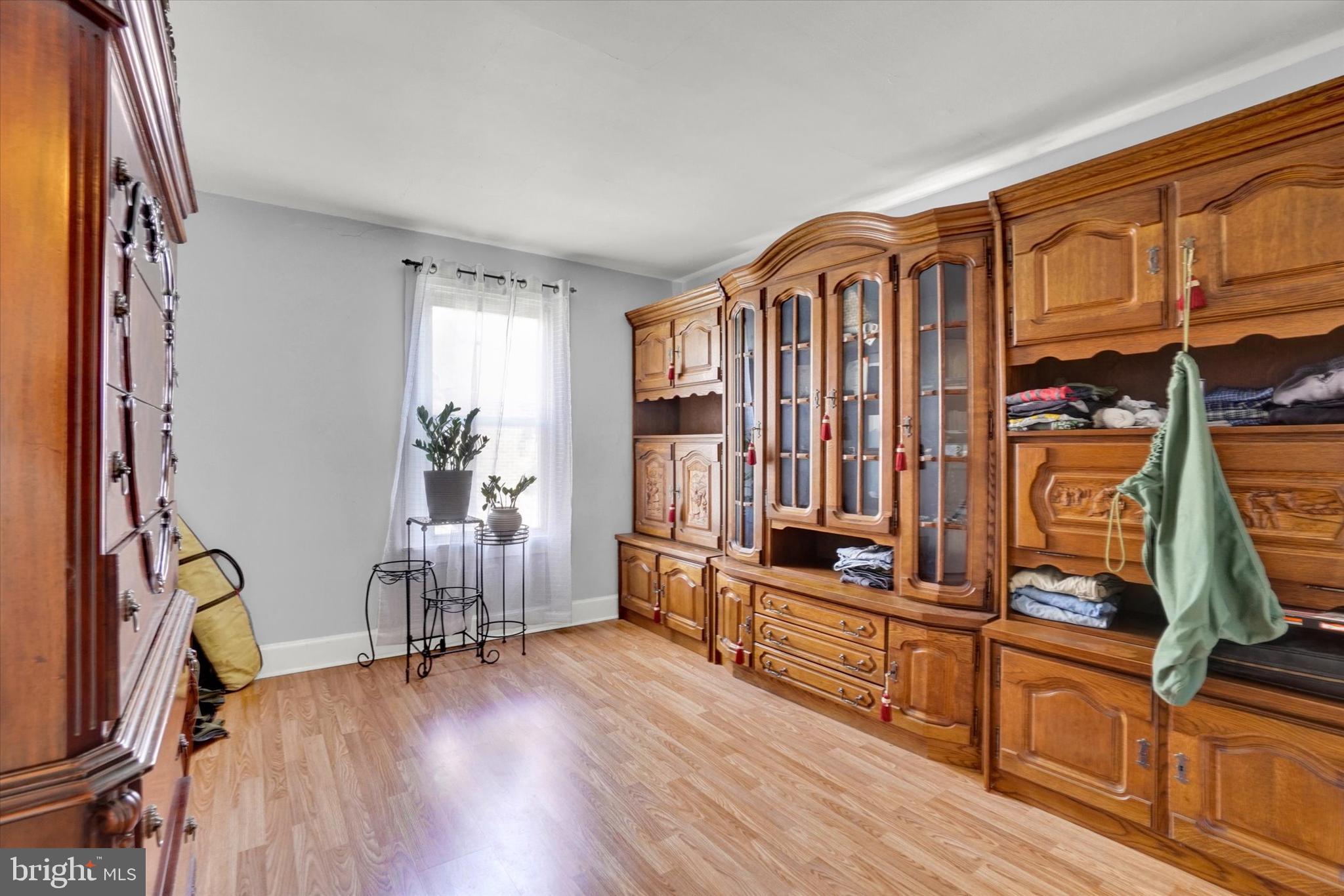 141 S 6th St