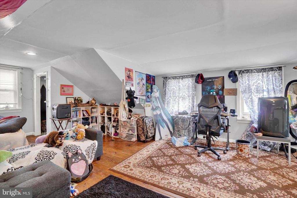 141 S 6th St