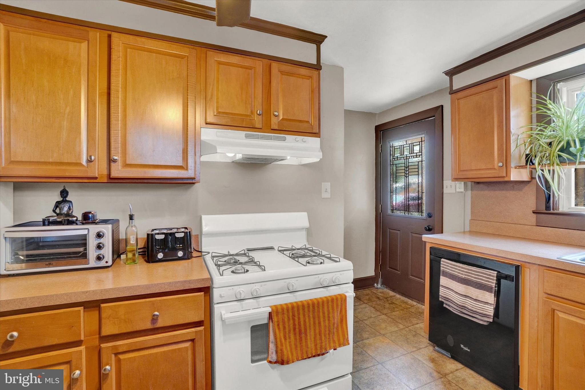 141 S 6th St