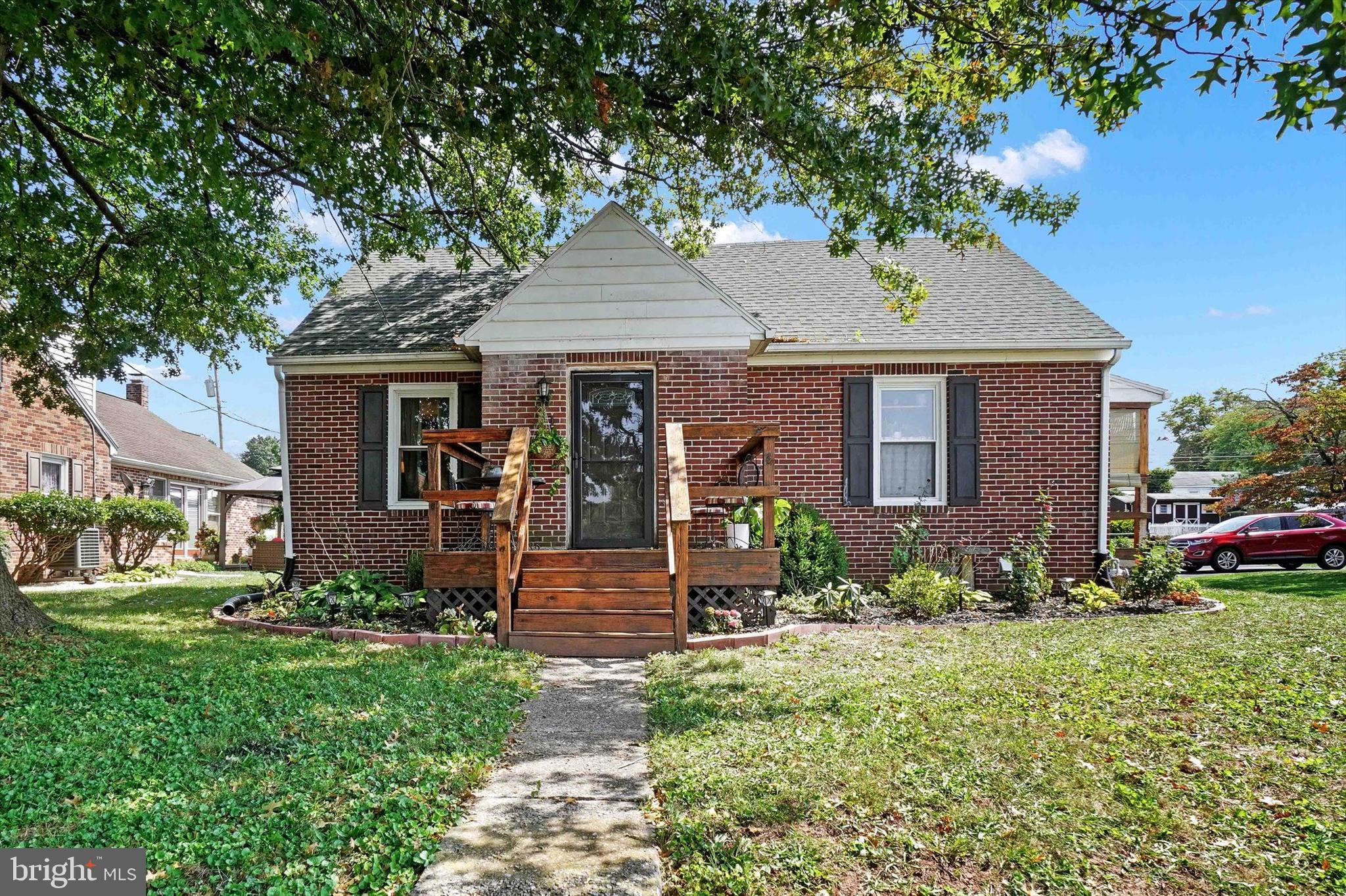 141 S 6th St