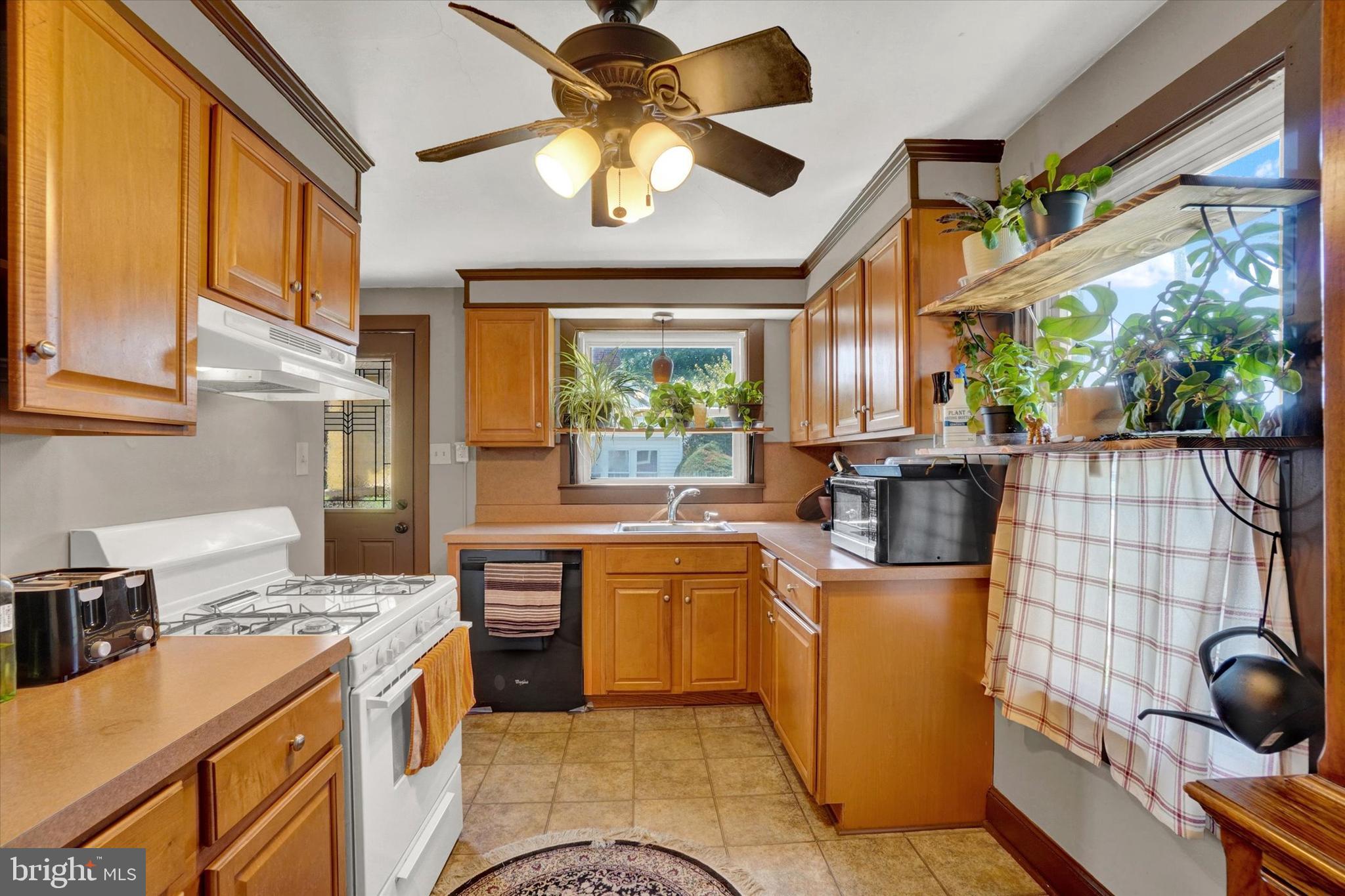 141 S 6th St