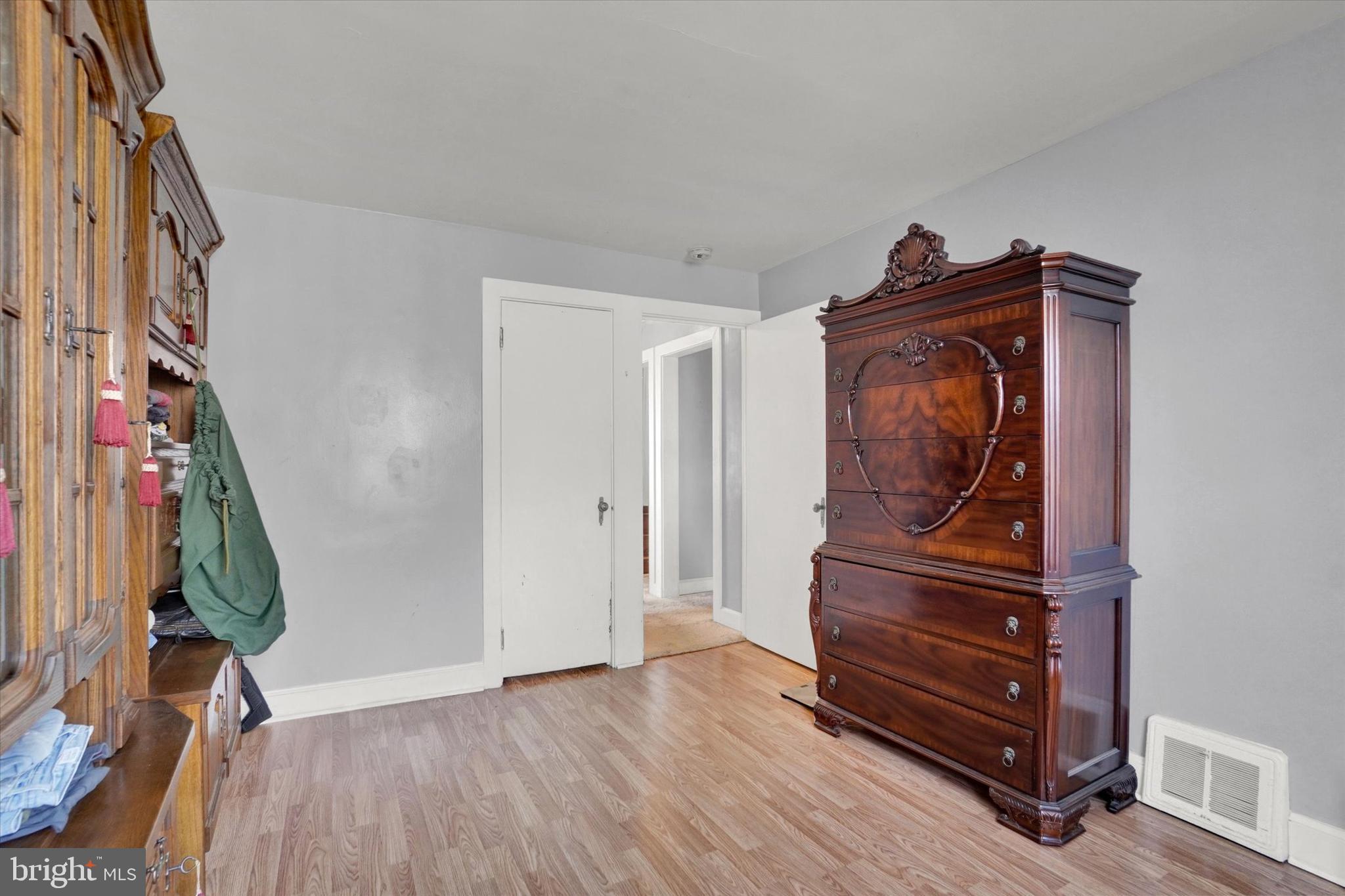 141 S 6th St