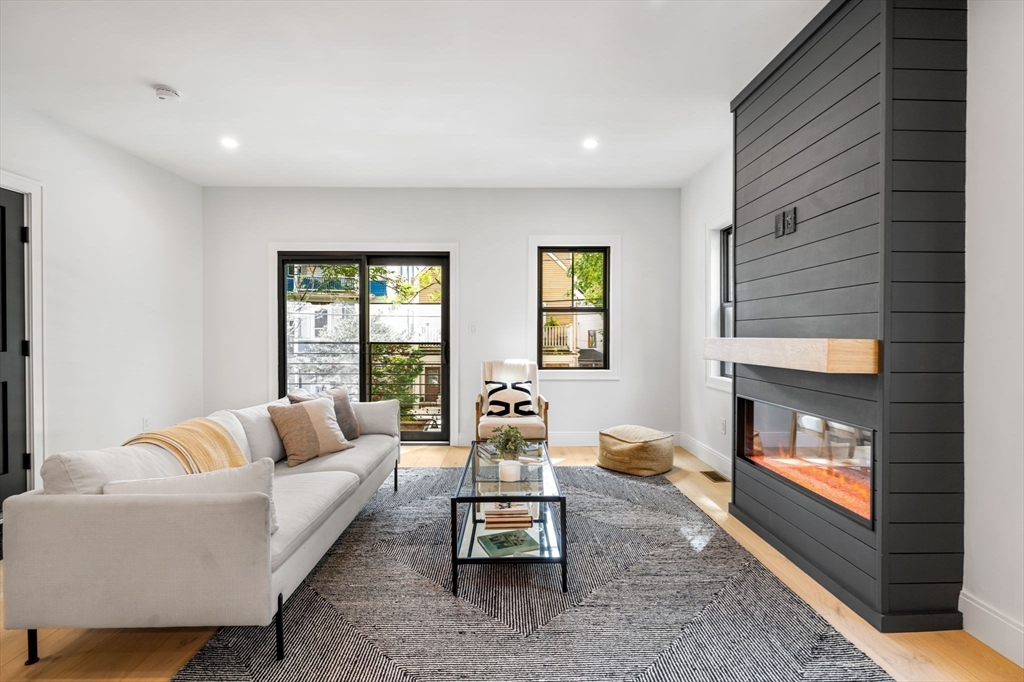 85 Oxford St # 1