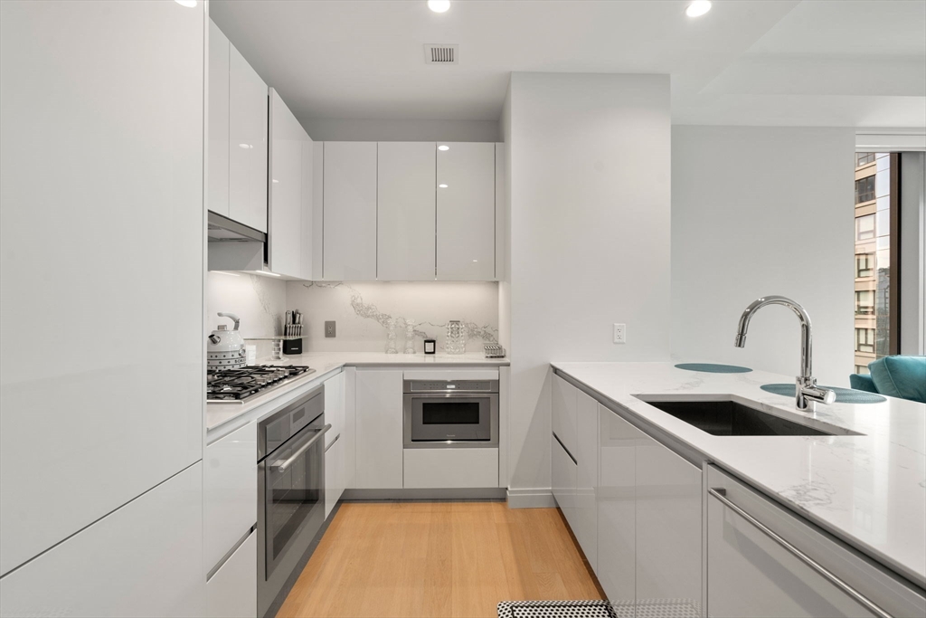 135 Seaport Blvd # 1905