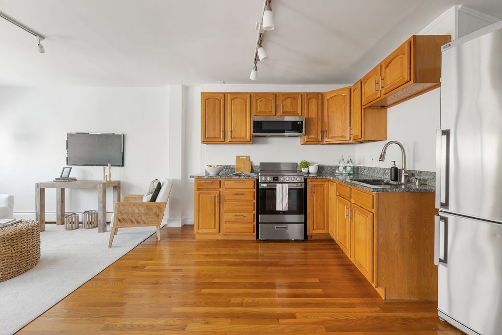 348 Franklin St # 3A
