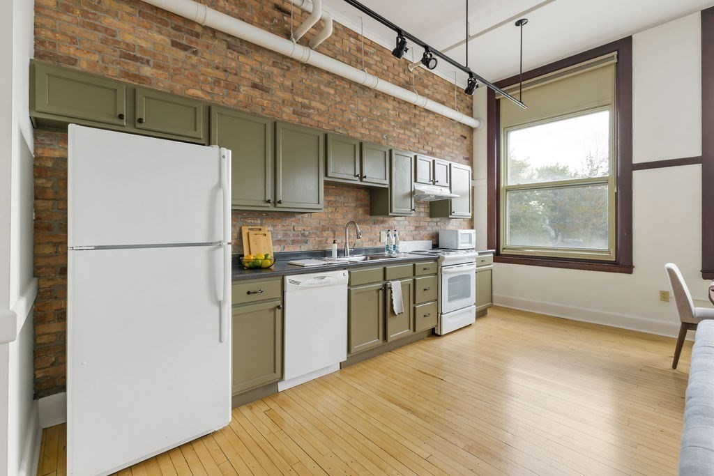 948 Main St # 202