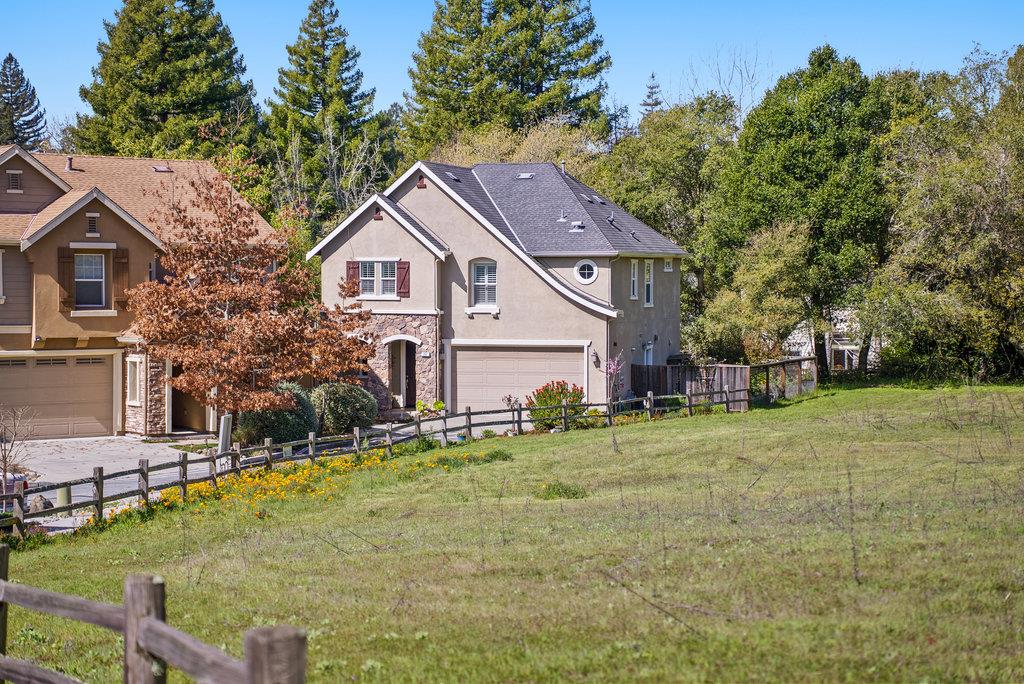 237 Fieldcrest LN