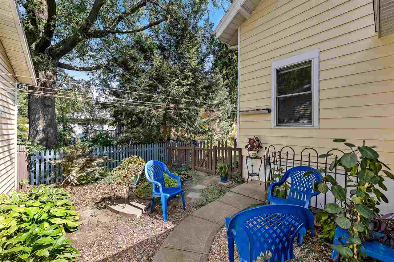 827 Dearborn St