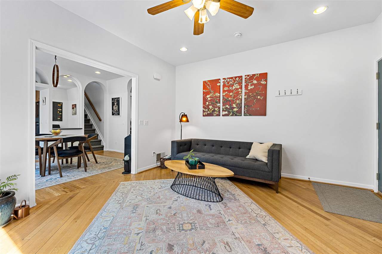 827 Dearborn St