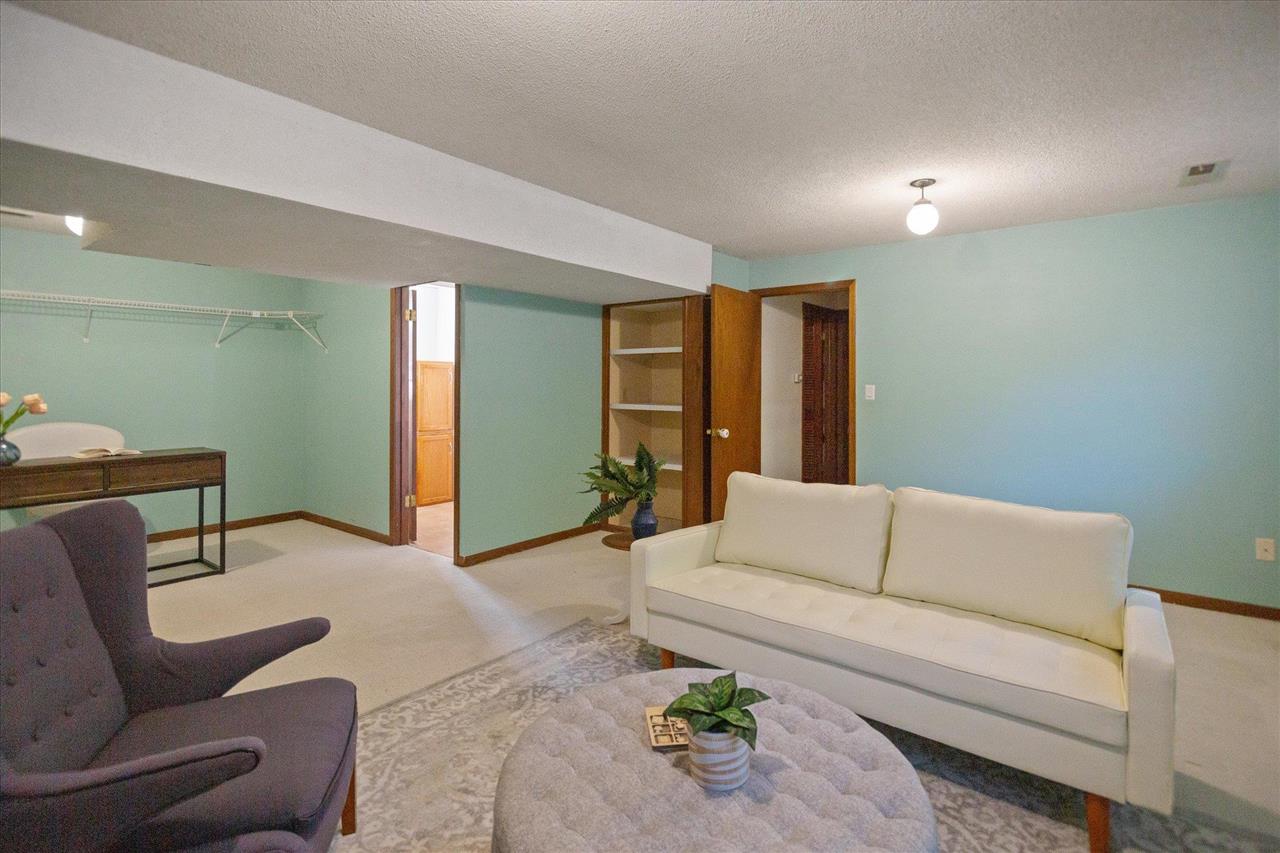 2222 Russell Dr