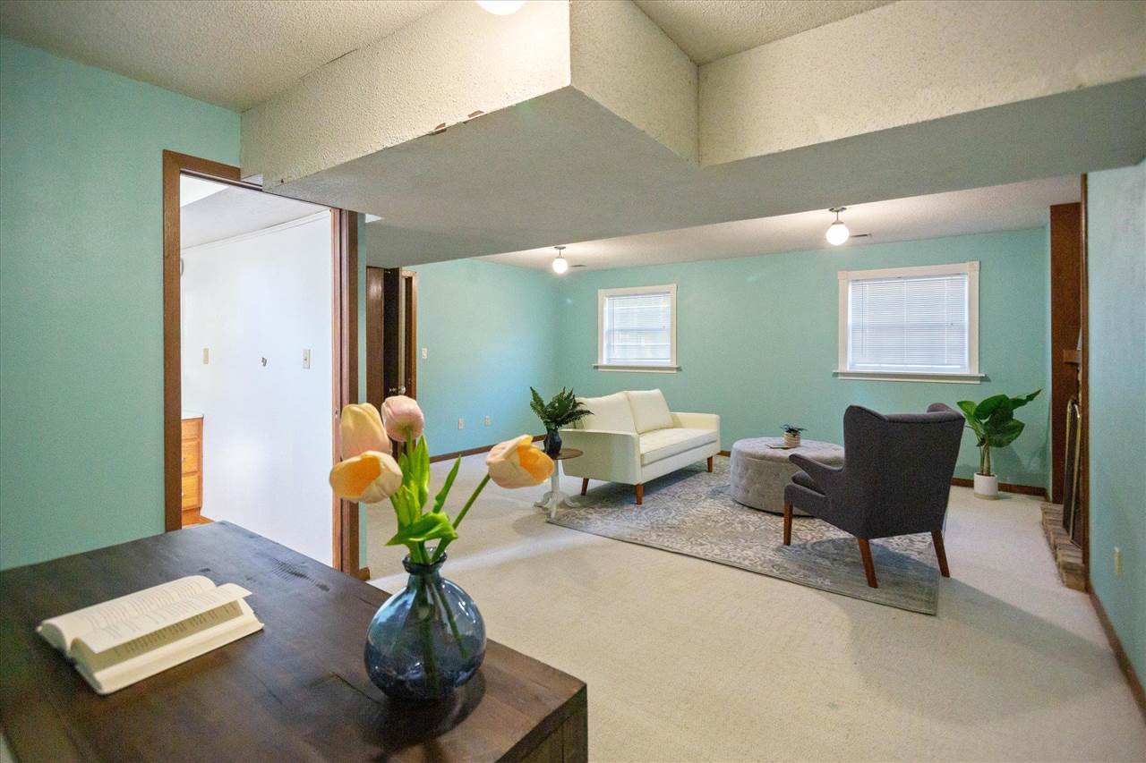 2222 Russell Dr