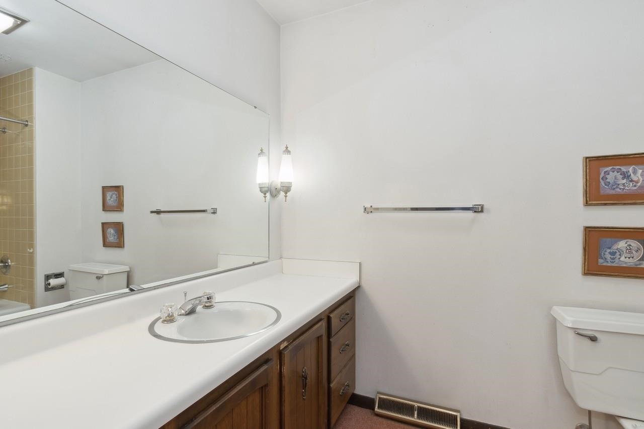 40 Arbury Dr
