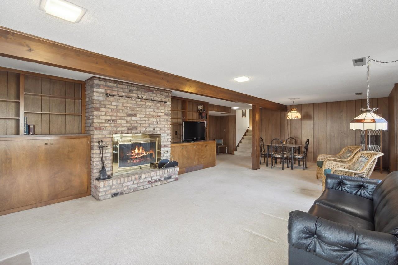 40 Arbury Dr