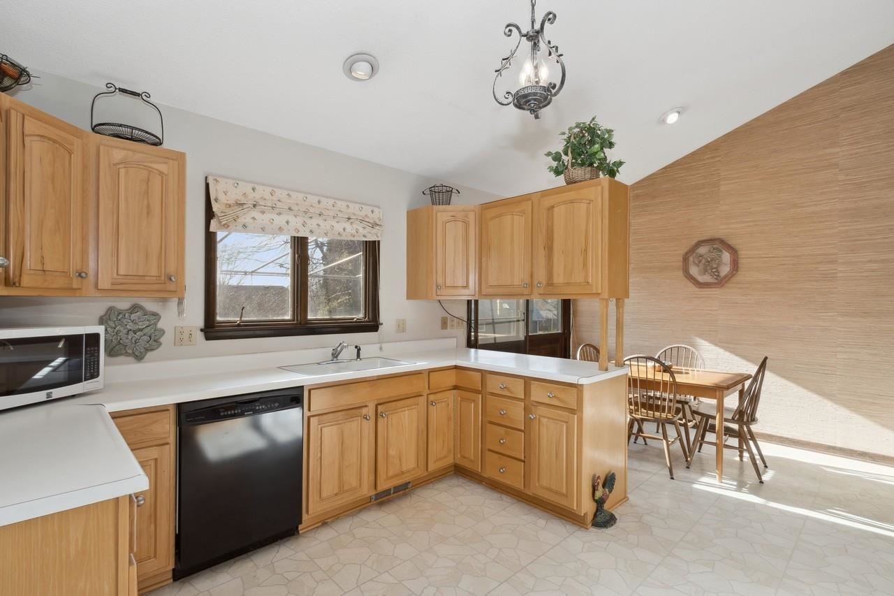 40 Arbury Dr